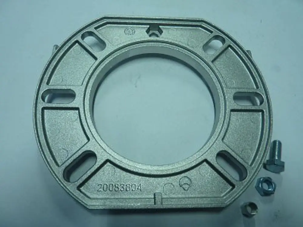 Kesselflansch aus Aluminium mit kreisförmigem Ausschnitt und mehreren Befestigungslöchern, umgeben von zwei Schrauben und einer Mutter, markiert mit "Remeha".
